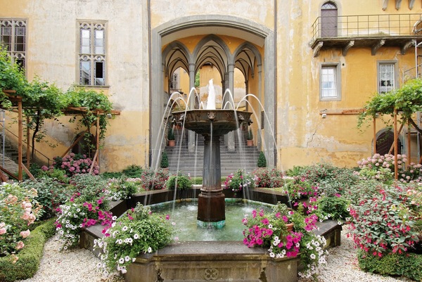 DEKOB - Koblenz - Stolzenfels Castle, Coutyard with Fountain and Flowers - Credits GNTB Mark Wohlrab.jpg